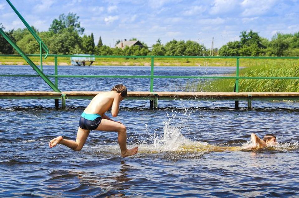 The Benefits of Swimming Lessons for School Age Kids